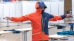 Jurymitglieder des ISPO AWARD 2016 testen eine Jacke.