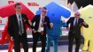 Thomas Loeffler, Armin Hilpold und Klaus Dittrich posieren mit den Maskottchen der Messe. Die Arrows sind den Pfeilen des ISPO Logos nachempfunden.