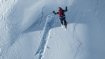 Manchmal verlieren die Athleten die Bodenhaftung: Bene Mayr springt den Hang in Chamonix hinab.