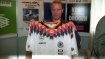 Bundestrainer Berti Vogts präsentiert das Trikot der deutschen Nationalmannschaft für die WM 1994. Der Ansatz einer stilistischen Fortsetzung der 1990er Trikots ging ziemlich in die Hose - ebenso wie die WM. Im Viertelfinale war gegen Bulgarien Schluss. 
