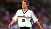 Eine Nummer zu groß: das Trikot und das Turnier. Als Europameister verabschiedete sich 1998 Didi Hamann, sein Brustring und die deutsche Mannschaft im WM-Viertelfinale in Frankreich gegen Kroatien aus dem Turnier. 