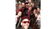 Einer der deutschen Hockey-Stars schlechthin beim Selfie mit den Kollegen: Moritz Fürste (vorne) bei der Einkleidung der Olympiamannschaft.
