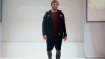 Ist das noch modisch, oder doch fehl am Platz? Jan Philipp Rabente im Outfit für die Eröffnungsfeier in bunten Schuhen und Leggings unter der kurzen Hose.