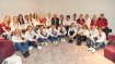 Das FC Bayern-Frauenfußballteam mit dem Geschäftsführer der Messe München, Klaus Dittrich.