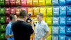 Bei Fjällraven wird vor der klassischen Regenbogen-Rucksack-Wand noch auf die Videobotschaft gesetzt 