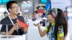 ISPO TEXTRENDS Expertin Louisa Smith führt ein letztes Mal über ihren Stand und erklärt den Messe-Besuchern die neuesten Innovationen aus dem Textil-Sektor 