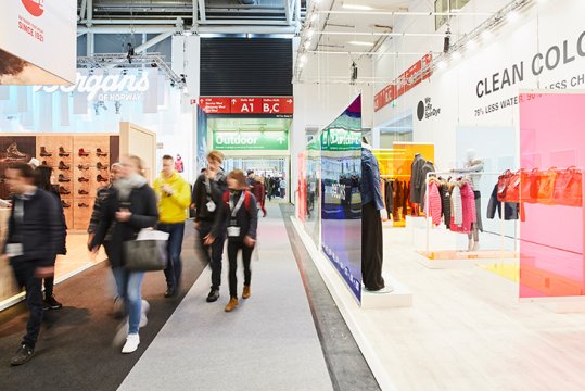 Besucher in der Halle der ISPO Munich