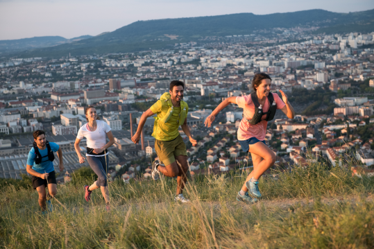 Eine kleine Gruppe von Läufern mit Trailrunning Schuhen von Salomon