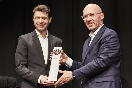 El noruego Ole Einar Bjørndalen es dueño de un trofeo ISPO desde 2019. La leyenda del biatlón compitió por última vez en diciembre de 2018. Puede recordar ocho medallas de oro en los Juegos Olímpicos de Invierno y numerosas victorias generales en la Copa del Mundo. Se le considera el biatleta más laureado de la historia. El noruego Ole Einar Bjørndalen es dueño de un trofeo ISPO desde 2019. La leyenda del biatlón compitió por última vez en diciembre de 2018. Puede recordar ocho medallas de oro en los Juegos Olímpicos de Invierno y numerosas victorias generales en la Copa del Mundo. Se le considera el biatleta más laureado de la historia.