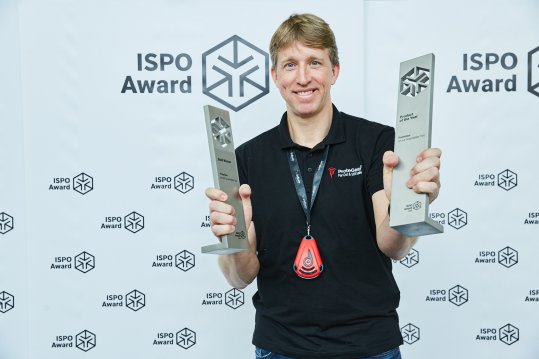 ProteGear Geschäftsführer, Markus Schlittenbauer, mit dem Product of the Year Award