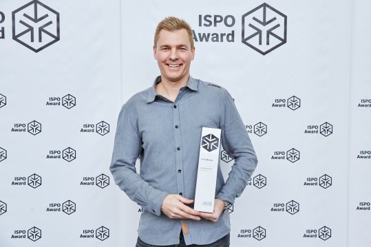 ALPINA SPORT Head of Marketing, Moritz Maier, mit dem Product of the Year Award