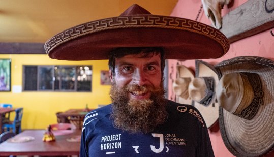 Jonas Deichmann mit Sombrero