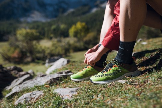 Marc Pinsach trägt Schuhe der Marke Merrell