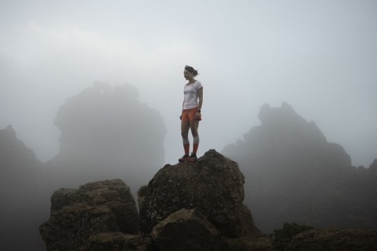 Denisa Dragomir steht auf einem Felsen