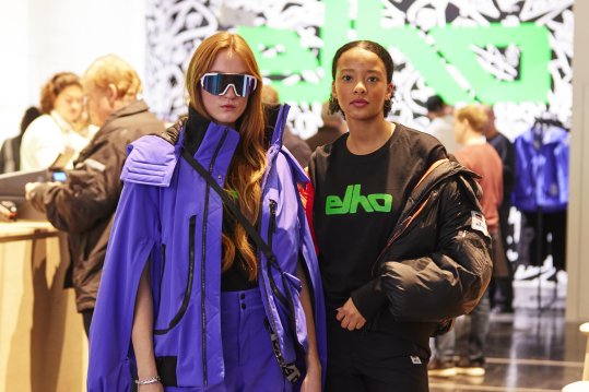 Zwei Models tragen Outdoor-Fashion auf der ISPO Munich.