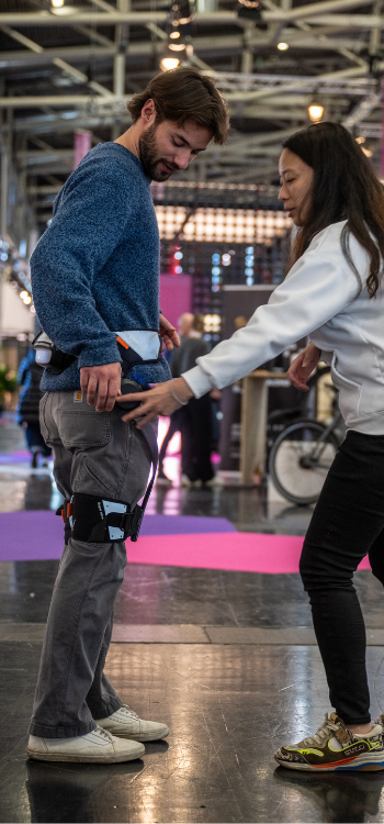 Mann testet technisches Gerät aus der ISPO