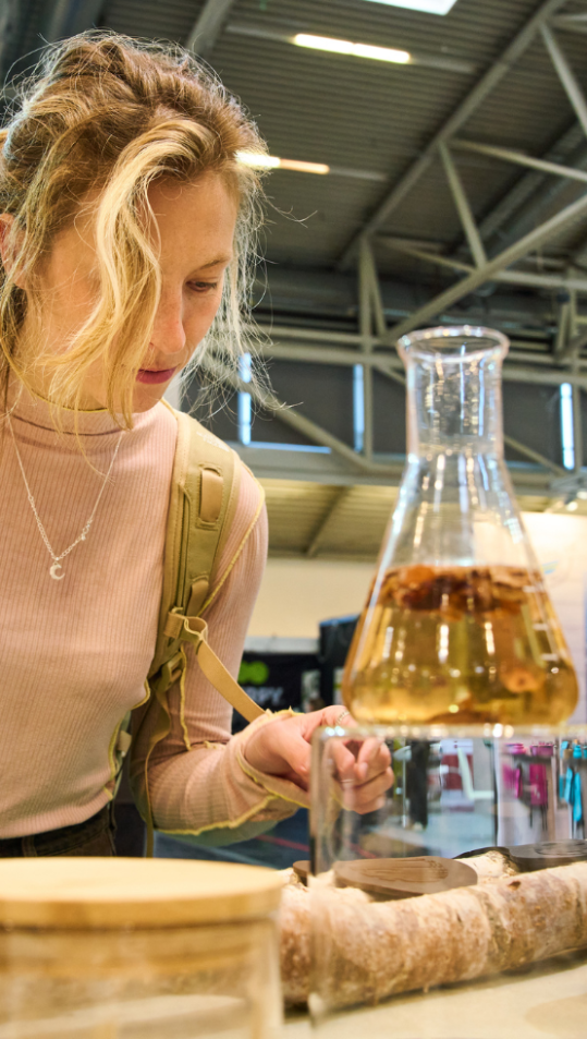 Frau informiert sich im Material Lab auf der ISPO Munich