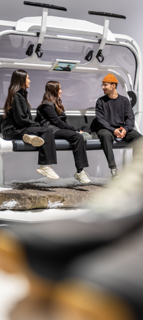 Besucher*innen der ISPO im Gespräch