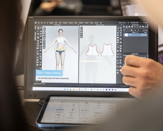 Auf einem Tablet wird mit AI Mode innovativ gestaltet