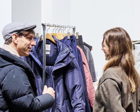 Zwei Retailer unterhalten sich auf einem Messestand