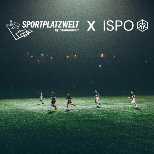Fußballer trainieren mit Flutlicht. Schriftzug: Sportplatz by Stadionwelt X ISPO