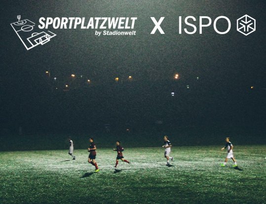 Fußballer trainieren mit Flutlicht. Schriftzug: Sportplatz by Stadionwelt X ISPO