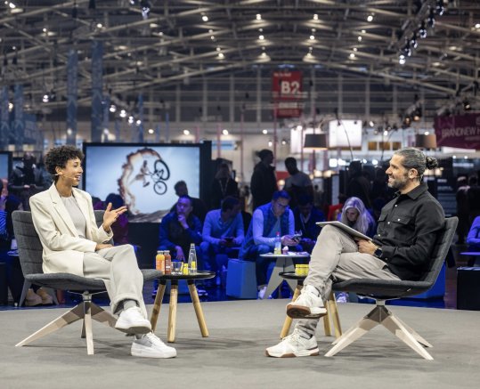 Malaika Mihambo auf der Bühne der ISPO