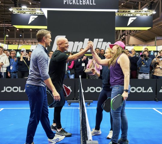 Personen schlagen ein auf dem Pickleball Platz der ISPO