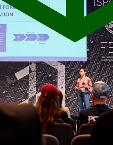 Speakerin auf der Bühne der ISPO