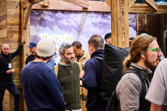 Besucher*innen der ISPO stehen zusammen und reden