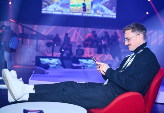 ISPO Besucher nutzt ISPO App