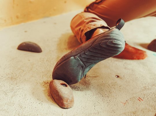 Nahaufnahme der schuhe während dem Klettern