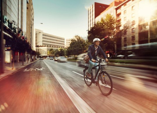 Längst nicht nur in den Bergen ein neuer Trend: E-Mountainbikes eignen sich auch perfekt für die Stadt.