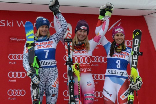 mb-161201-podium-velez-shiffrin-holdener-killington Drei Ski-Stars, drei Ski-Marken: Die derzeit verletzte Veronika Velez-Zuzulová (l., Salomon), Mikaela Shiffrin (Atomic) und Wendy Holdener (r., Head) gemeinsam.