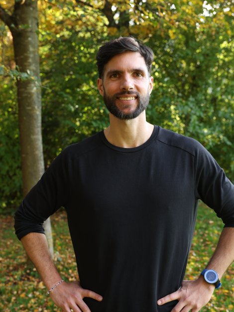 Laurent Petit posiert vor grünem Park