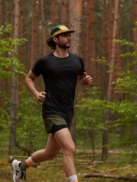 Laurent Petit läuft im Wald