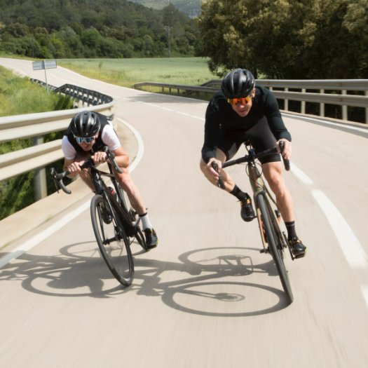 Focus bietet ein E-Rennrad an, das weniger als 13 Kilo wiegt