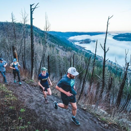 Menschen joggen durch einen Wald