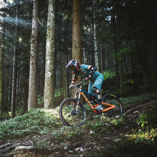 E-Mountainbiker fährt durch den Wald