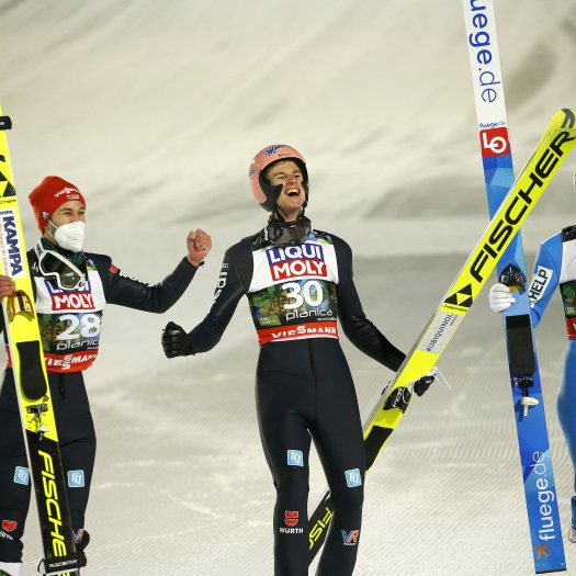 Karl Geiger feiert den WM-Titel