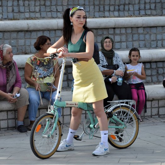 Participante en la Marcha Ciclista de Mujeres Elegantes