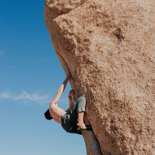 Bouldern auf einem Felsen