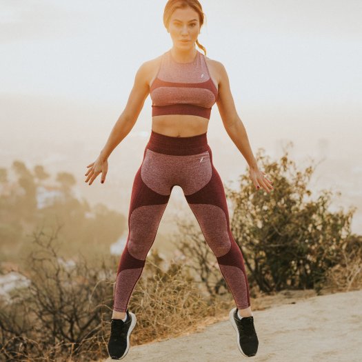 Une femme fait du sport en plein air