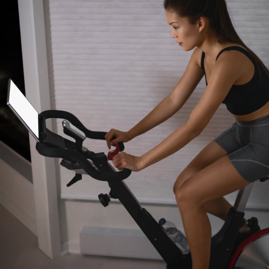 Spinning auf einem Bike mit digitalem Monitor 