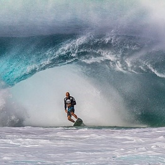 Kelly Slater surft durch eine der gefährlichsten Surfwellen der Welt - die Banzai Pipeline auf Hawaii