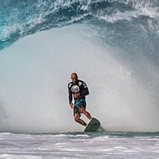 Kelly Slater surft durch eine der gefährlichsten Surfwellen der Welt - die Banzai Pipeline auf Hawaii