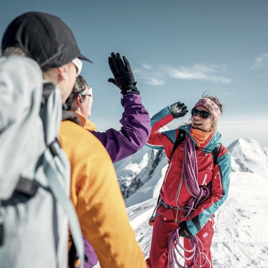 Glückliche Bergsteiger auf einem Gipfel 