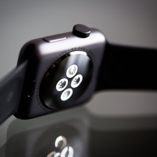 Wearables: Detailansicht der Sensoren einer Smartwatch