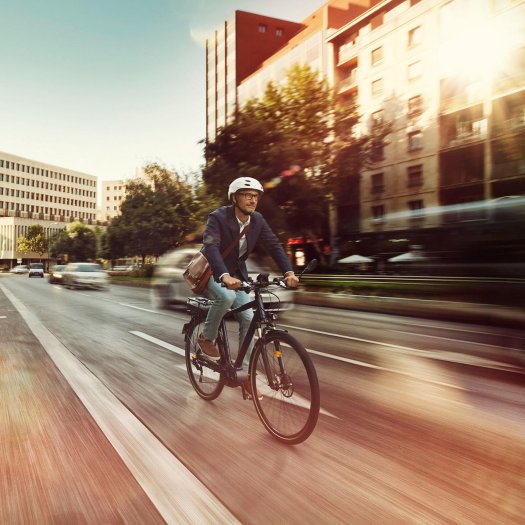 Längst nicht nur in den Bergen ein neuer Trend: E-Mountainbikes eignen sich auch perfekt für die Stadt.