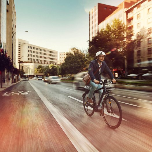 Not only a trend for the mountains anymore: e- mountain-bikes also suit the city.